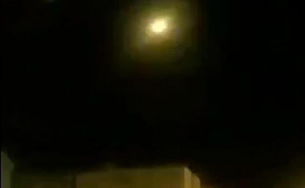 Momento del supuesto impacto de un misil contra el avión ucraniano siniestrado en Irán, en una captura de vídeo. 