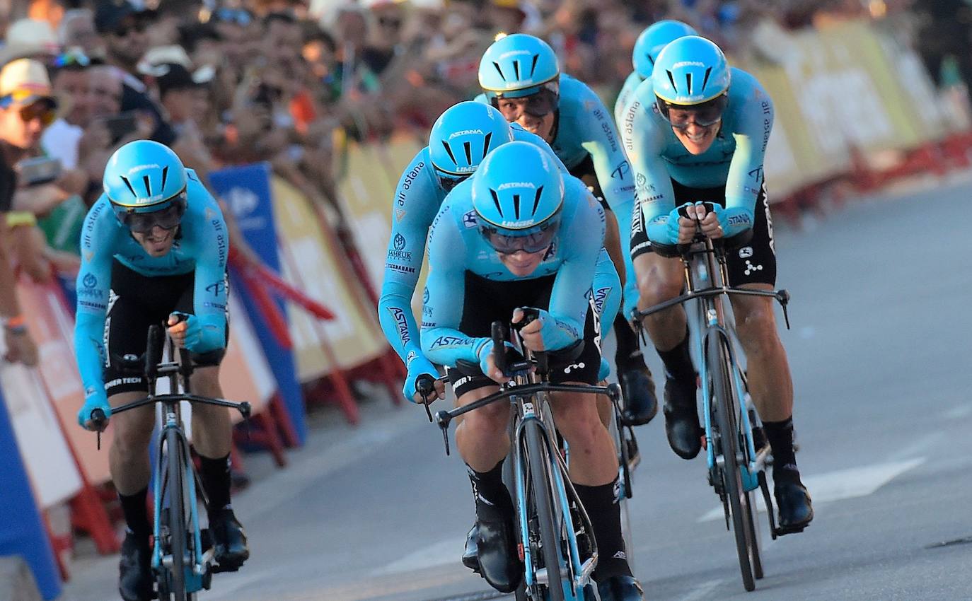Los corredores de Astana consiguen el triunfo en la contrarreloj por equipos de la pasada Vuelta a España.