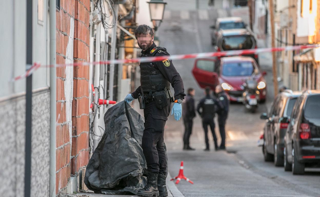 Un agente de policía nacional de Granada en la calle Delicias de Haza Grande donde ocurrió el tiroteo