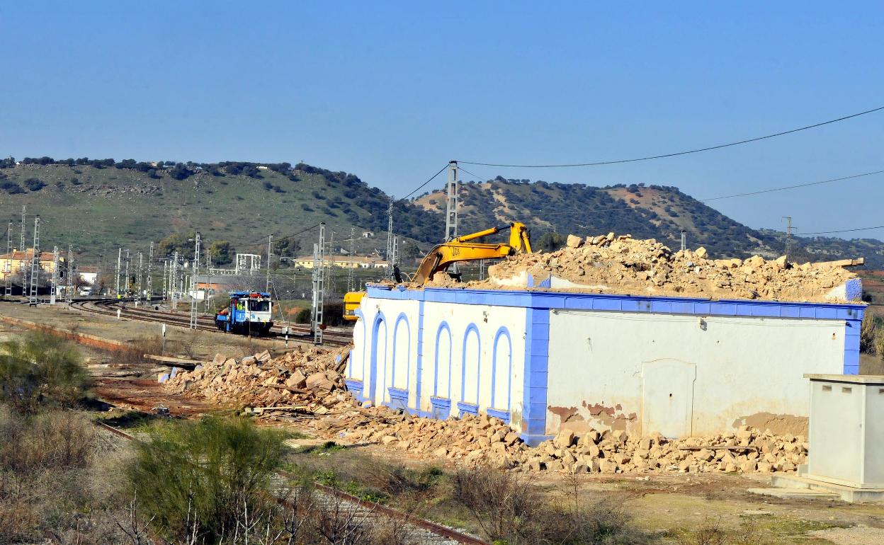 Obras de derribo en la estación de Vadollano