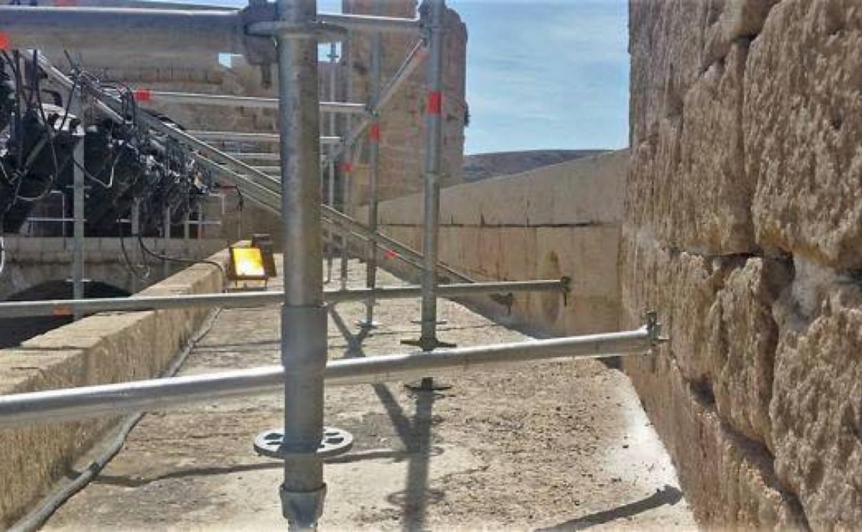 Anclajes en uno de los muros de la Alcazaba. 