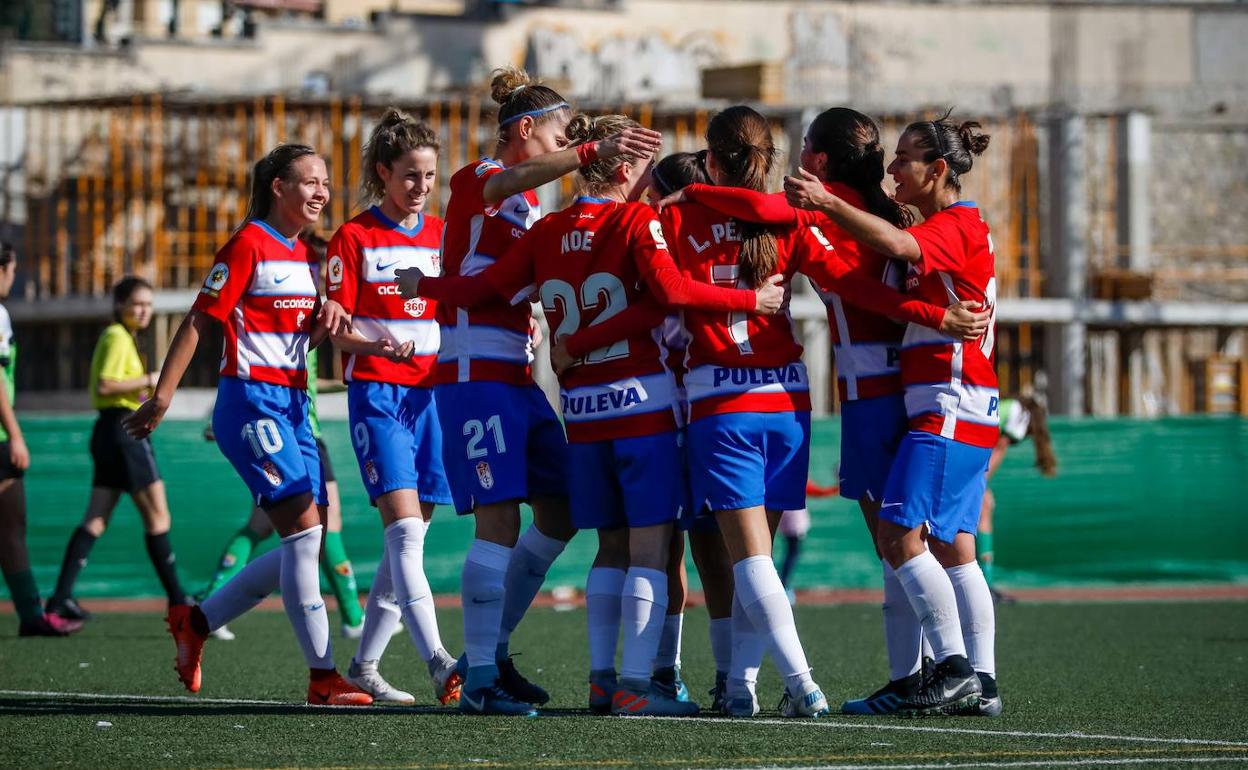 Las jugadoras del Granada femenino celebran uno de sus siete goles en el partido. 