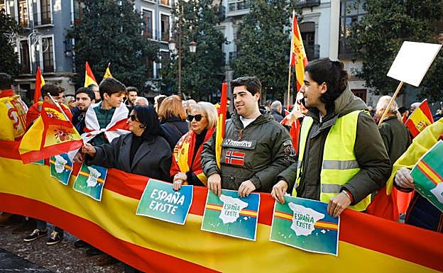 Imagen. La Plaza del Carmen se llena de simpatizantes de Vox en su 'abrazo al Ayuntamiento. 