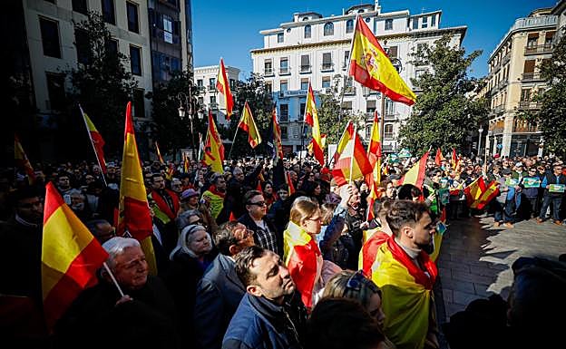 La Plaza del Carmen se llena de simpatizantes de Vox en su 'abrazo al Ayuntamiento. 
