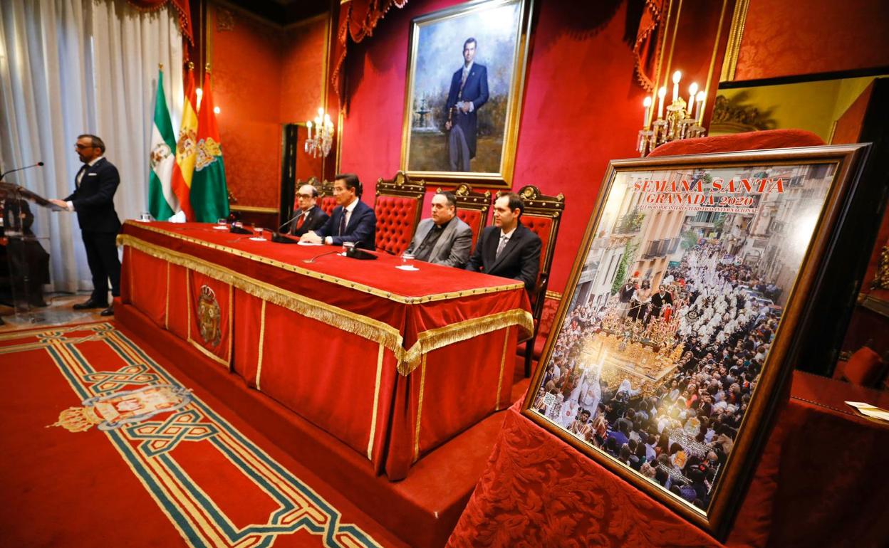 Presentación del cartel de la Semana Santa 2020 en el salón de plenos.