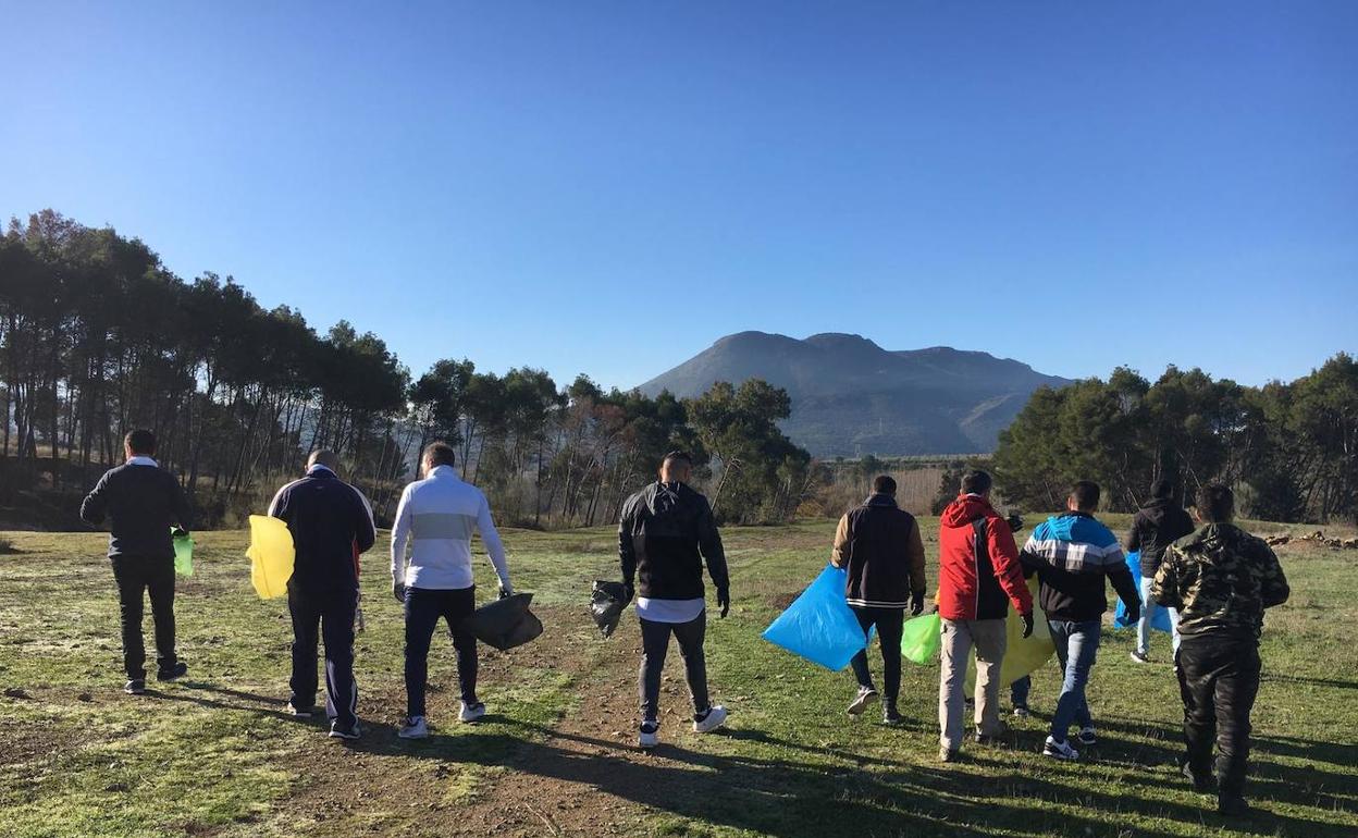 Parte de los presos participantes en la recogida de basura. 