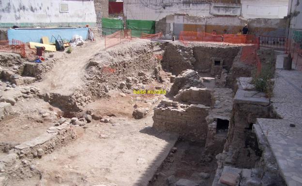 Restos de la muralla y vivienda romana en la calle Álamo del Marqués.