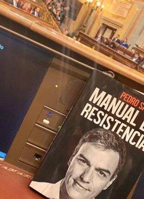 Imagen - El libro de Pedro Sánchez en el escaño de José Antonio Rodríguez Salas el día de la investidura.