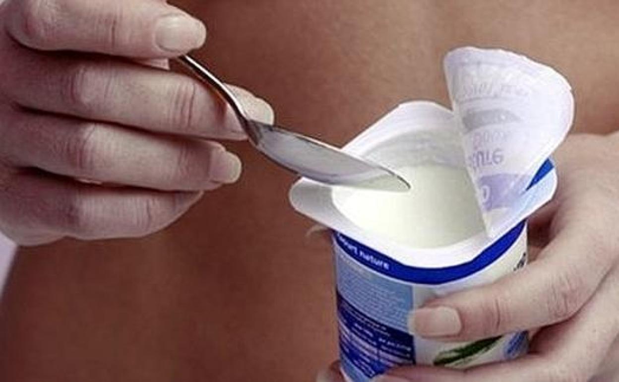 Salud | La razón por la que no debes tirar nunca el líquido del yogur