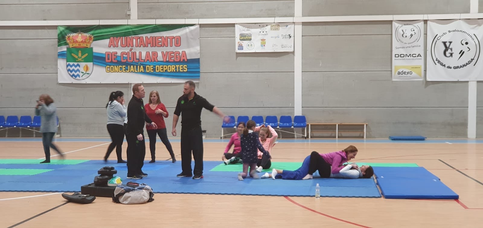 Las Concejalías de Igualdad y Deportes han puesto en marcha una actividad que ha supuesto un verdadero éxito: un Curso de Defensa Personal Femenina.