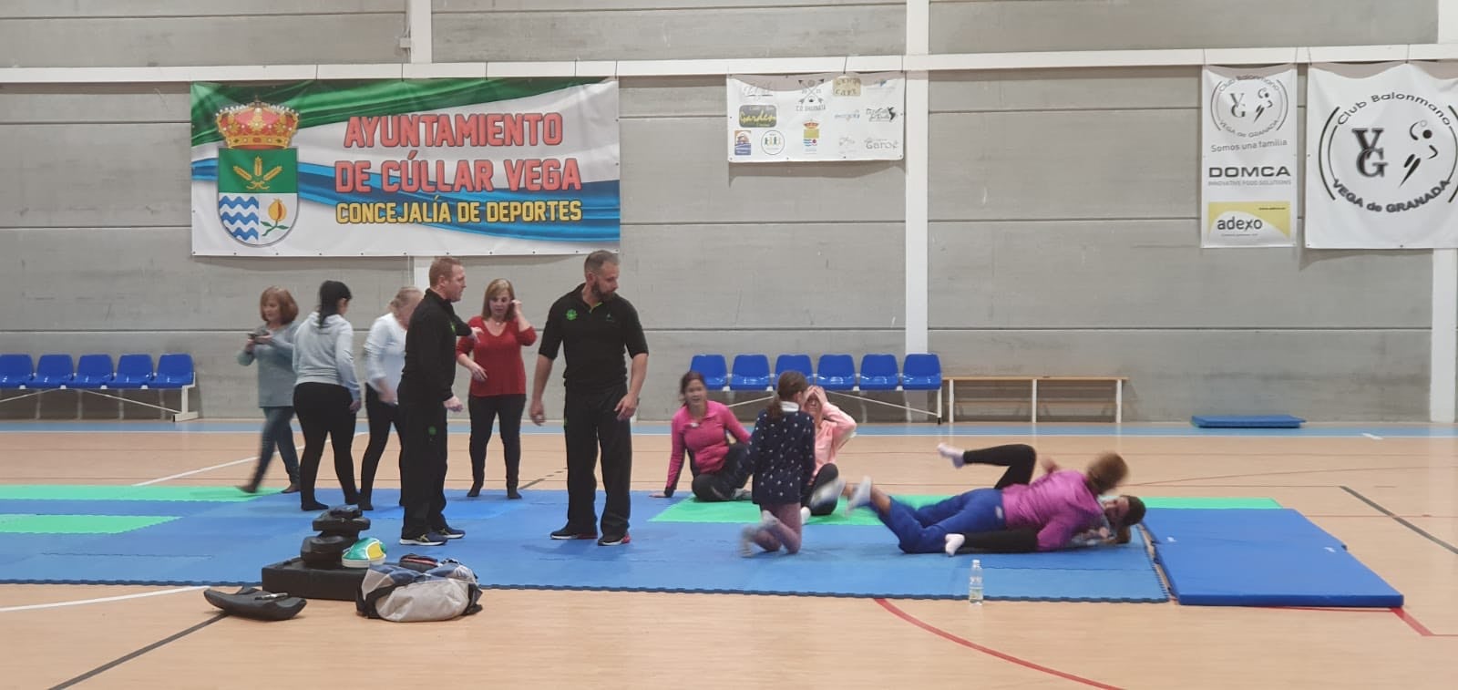 Las Concejalías de Igualdad y Deportes han puesto en marcha una actividad que ha supuesto un verdadero éxito: un Curso de Defensa Personal Femenina.