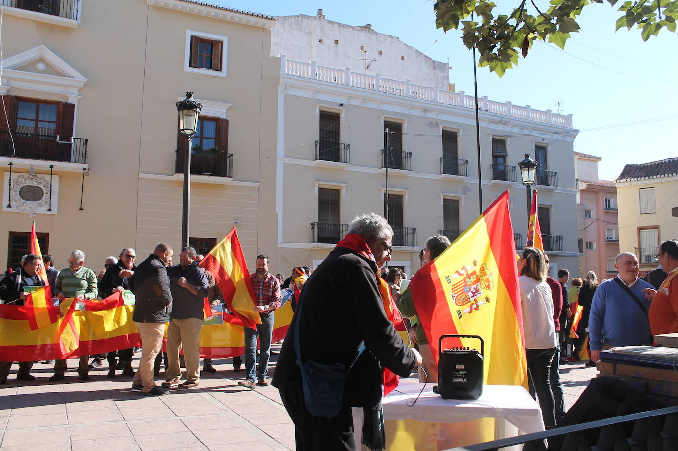Fotos: 200 vecinos de Motril se concentran bajo el auspicio de Vox para «unir España»