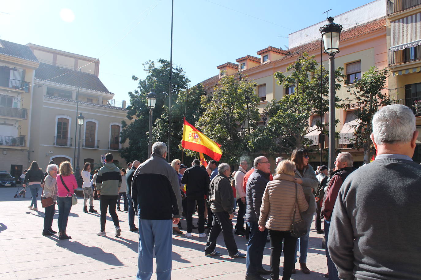 Fotos: 200 vecinos de Motril se concentran bajo el auspicio de Vox para «unir España»