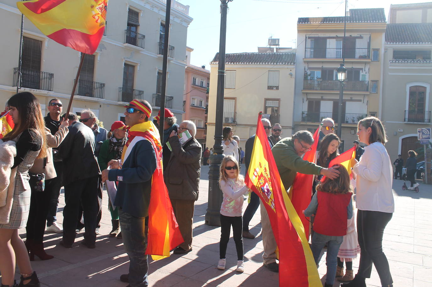 Fotos: 200 vecinos de Motril se concentran bajo el auspicio de Vox para «unir España»