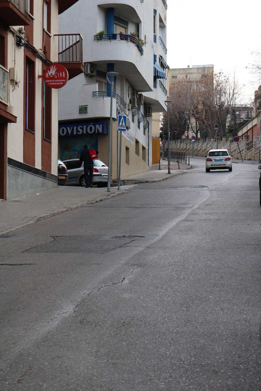 Llamada 'la cuesta de los civiles'. Muy conocida por los jienenses que la sufren casi a diario y que, en más de una ocasión, tienen que atravesar justo después su prima hermana: la calle Puerta del Sol, que termina en el Pilar del Arrabalejo.