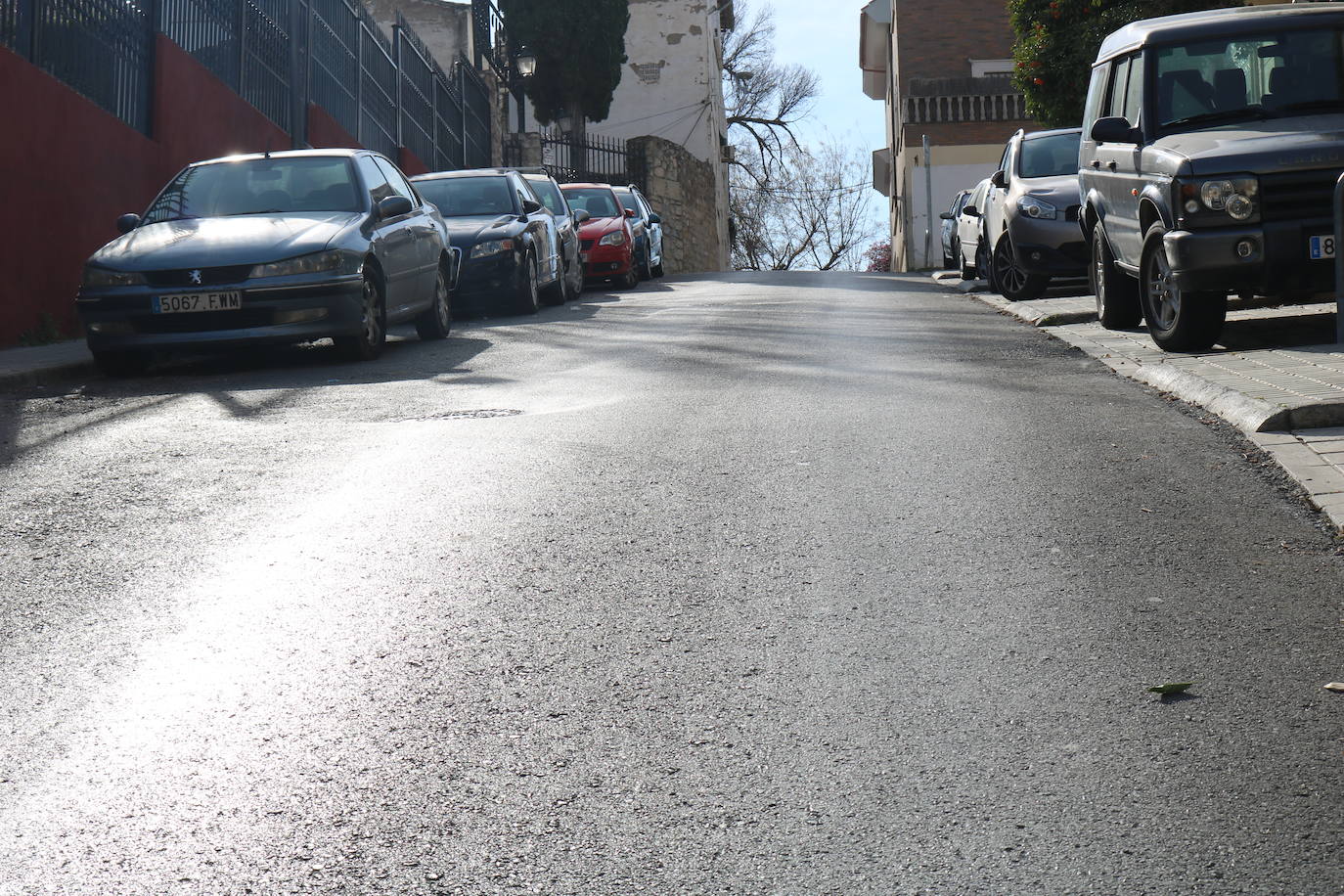 El Club de Campo de Jaén está custodiado por una pendiente infernal en la que aparcar se convierte en un deporte de riesgo. Ni la ayuda de los escalones consigue mitigar una inclinación pirenaica.