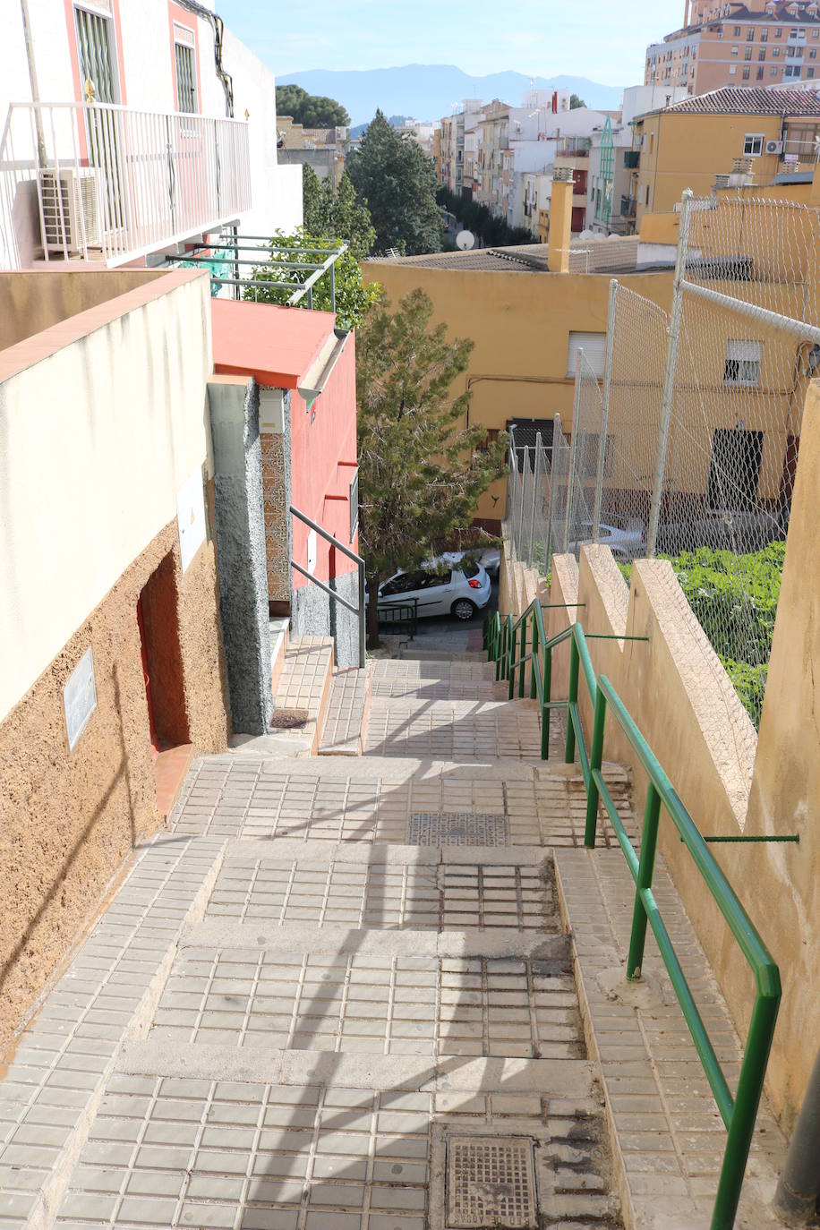 Esta sucesión interminable de escalones es capaz de exigir lo mejor de nuestros cuádriceps a la vez que nos adentramos en el Barrio de la Merced. Está rodeada de calles igual de escarpadas.