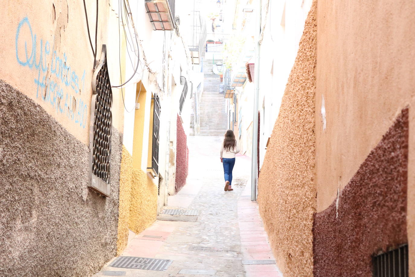 Dividida en dos tramos, un con y otro sin escalones, tiene un encanto que hace que por momentos uno no se de cuenta de que le falta el oxígeno. Vincula la Merced con la Carretera de Córdoba a costa de nuestro sudor.