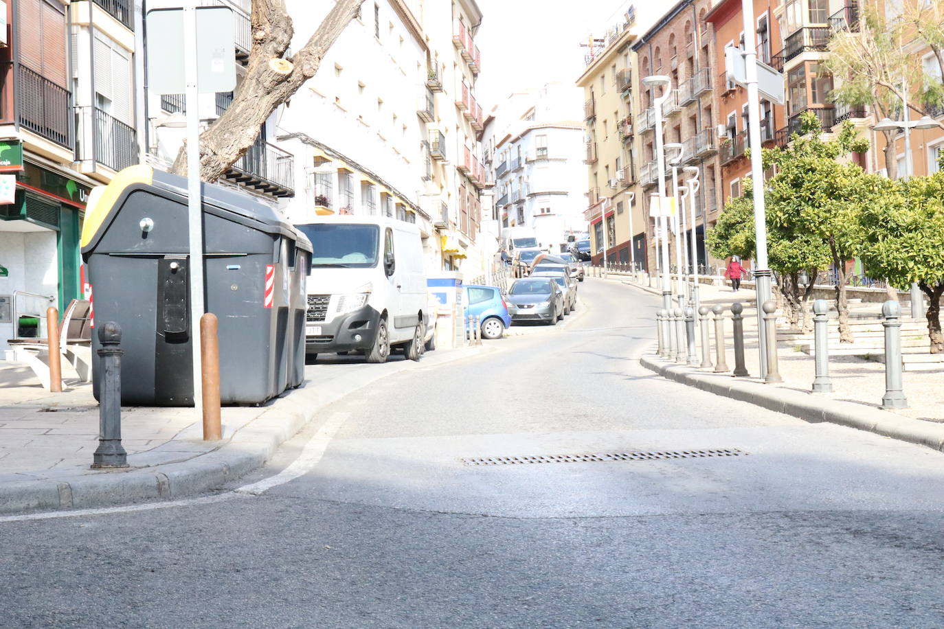 Si uno se cae a espaldas de la Catedral puede ser que baje rondando por ella casi hasta los límites de la ciudad. Sin duda eso sería más placentero que subirla en pleno mes de agosto.