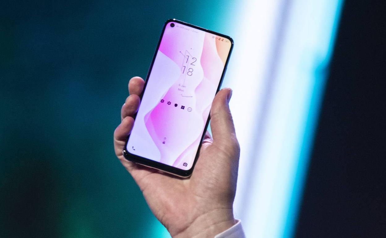 Los móviles acumulan más bacterias que un váter: consejos para limpiarlos