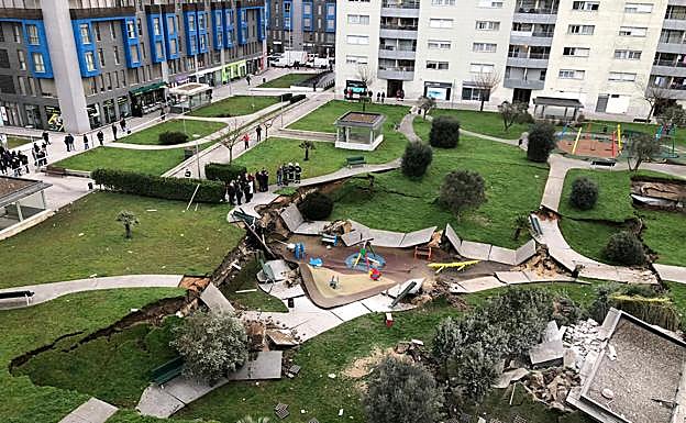 Así ha quedado el parque infantil que se ha hundido en Santander.