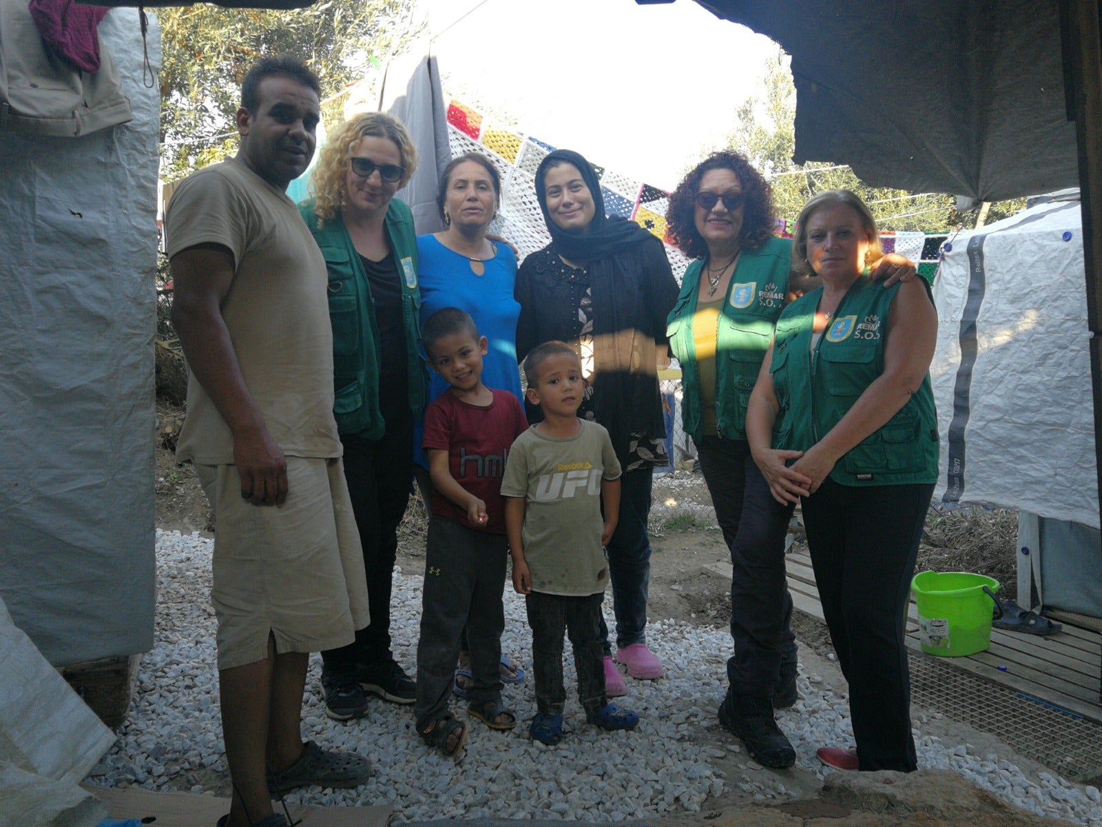 Mercedes, que ha pasado tres meses en Grecia, recoge ahora alimentos y productos de higiene para enviarlos a una oenegé local