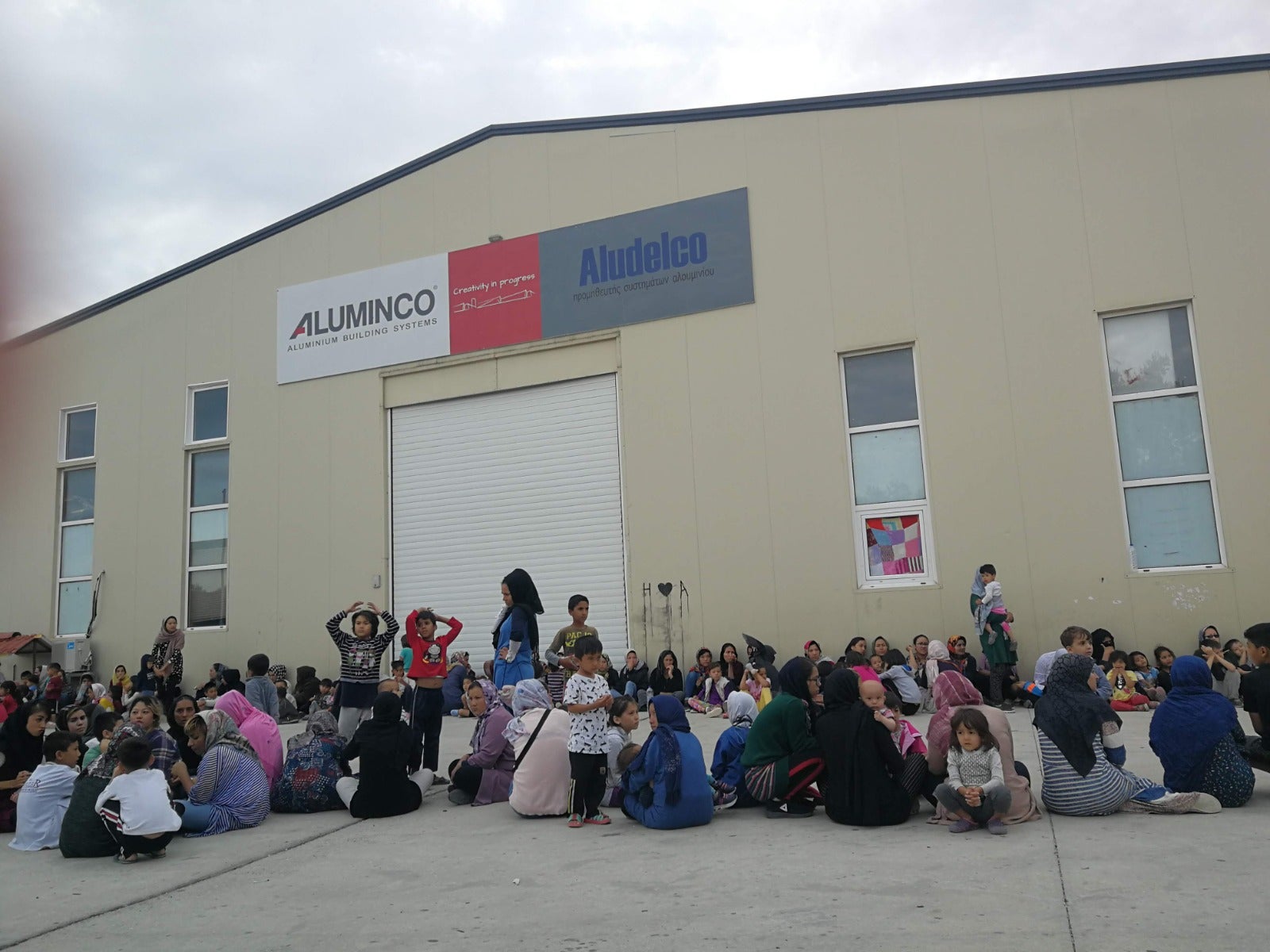 Mercedes, que ha pasado tres meses en Grecia, recoge ahora alimentos y productos de higiene para enviarlos a una oenegé local