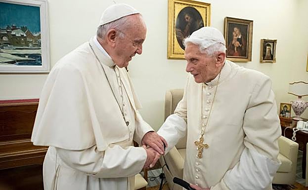 Benedicto XVI pide que le borren como coautor del polémico libro sobre el celibato sacerdotal
