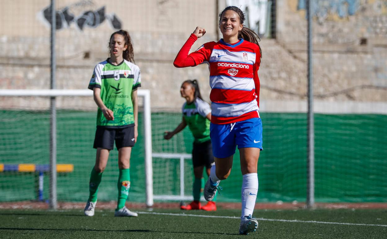 Laura Pérez celebra eufórica uno de sus goles al Cáceres. 