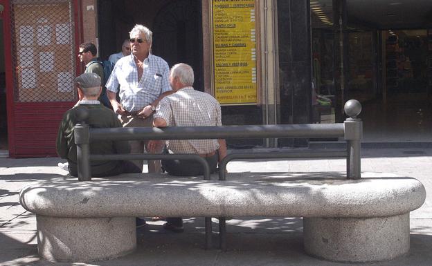 FOTO: Un grupo de jubilados, charlando en un banco. /VÍDEO: Sánchez explica la subida de las pensiones. 