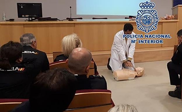 Dos policías nacionales reaninam a un anciano que estaba sentado inconsciente en un banco de Granada