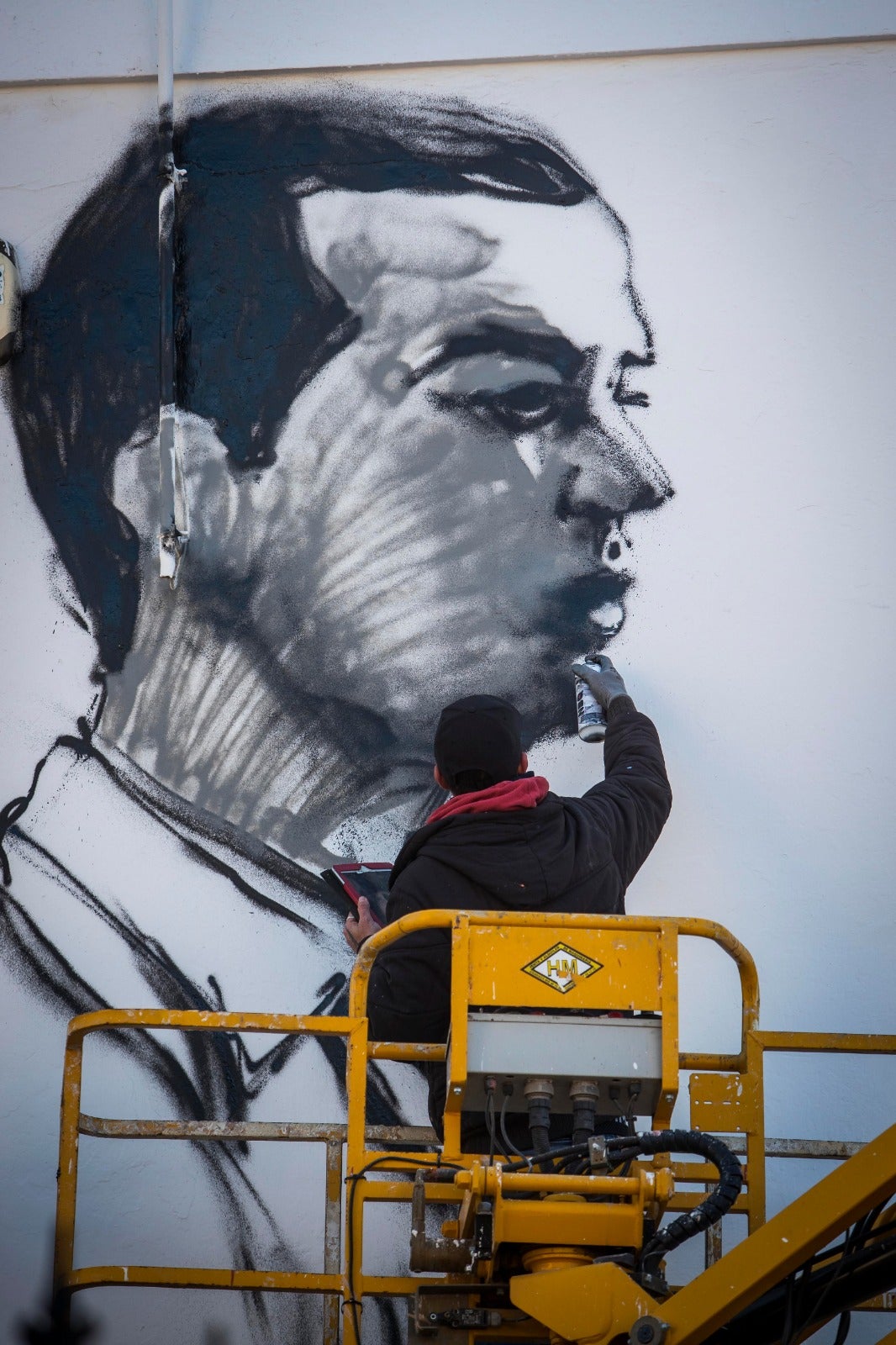 Raúl Ruiz, El Niño de las Pinturas, realiza su grafiti en la casa natal de Lorca