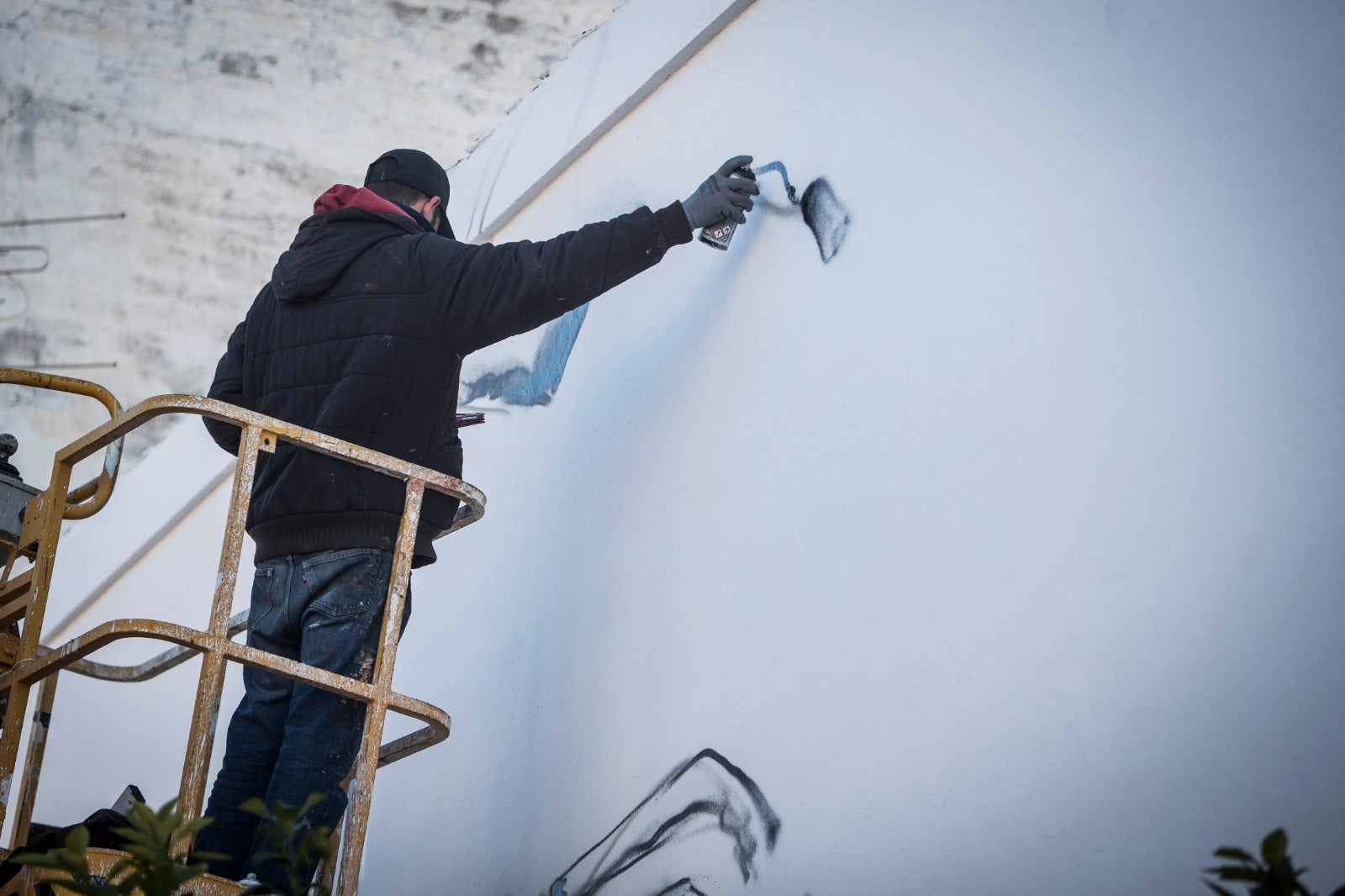 Raúl Ruiz, El Niño de las Pinturas, realiza su grafiti en la casa natal de Lorca