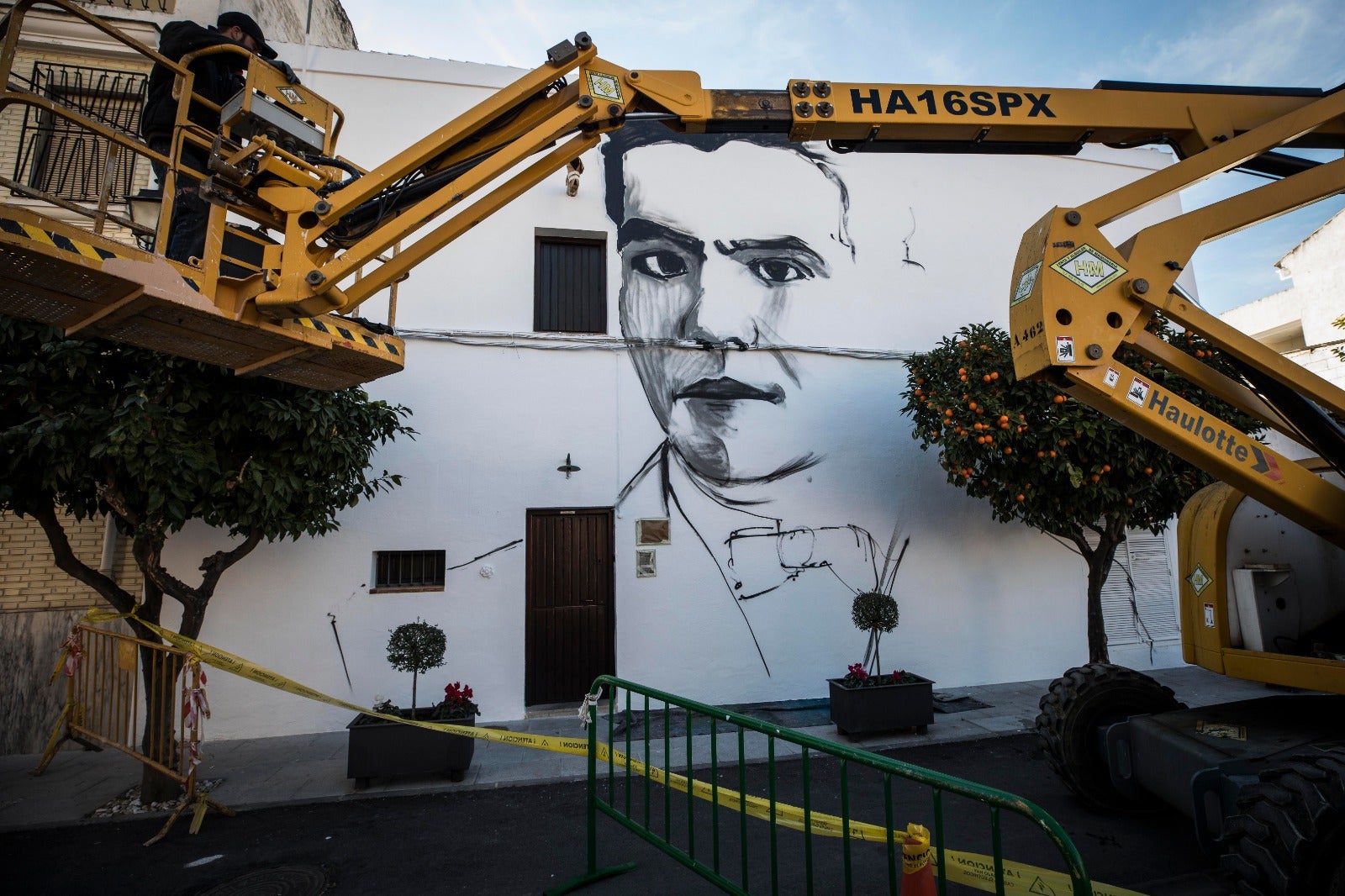 Raúl Ruiz, El Niño de las Pinturas, realiza su grafiti en la casa natal de Lorca