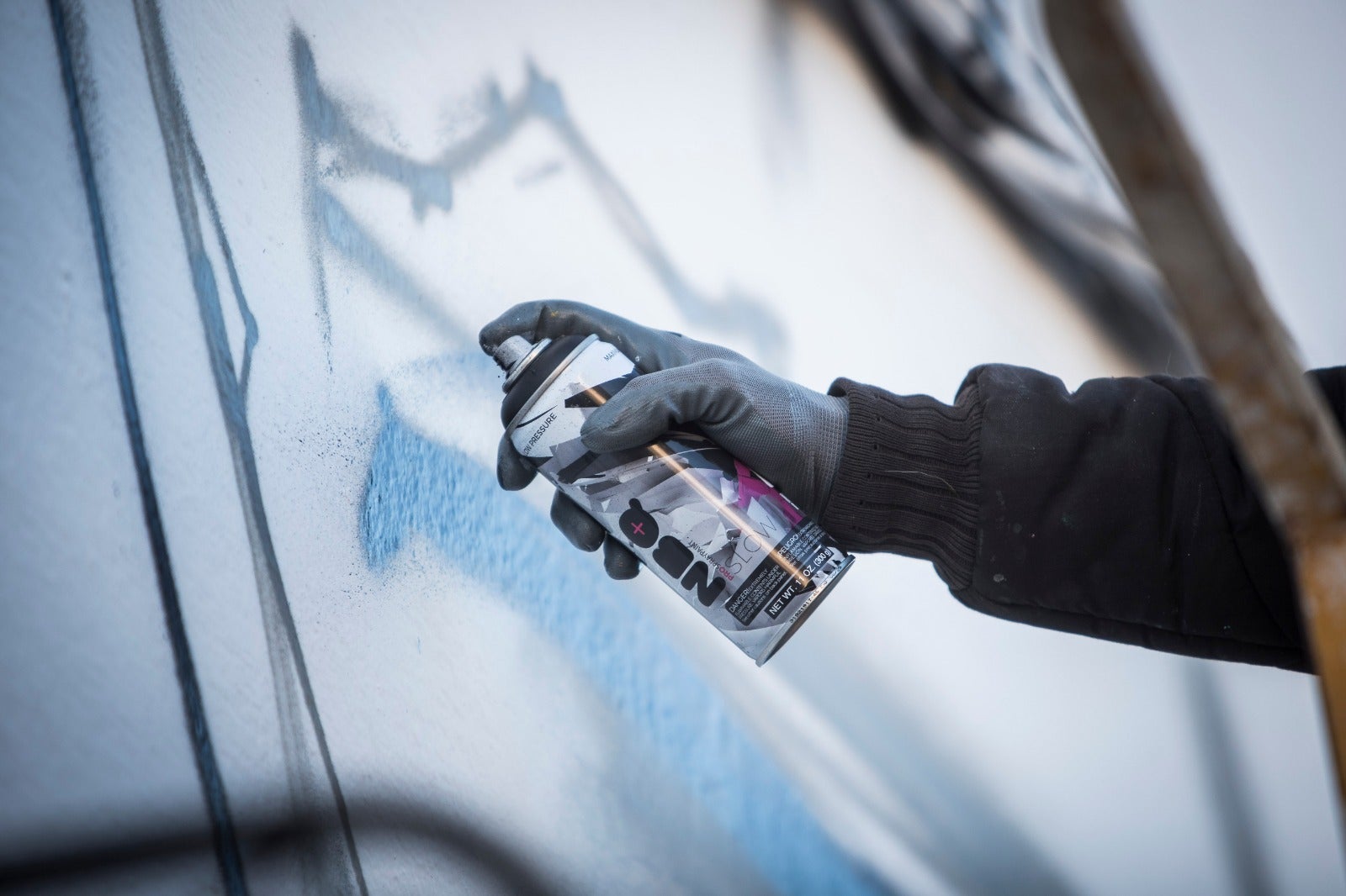 Raúl Ruiz, El Niño de las Pinturas, realiza su grafiti en la casa natal de Lorca