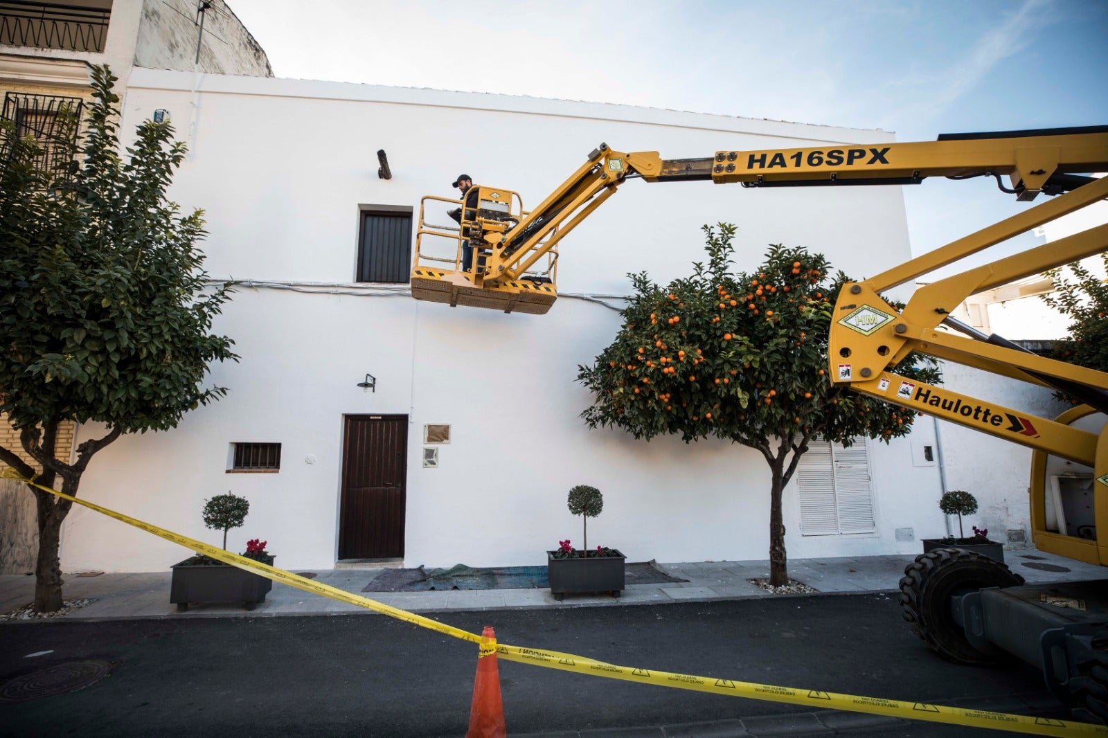 Raúl Ruiz, El Niño de las Pinturas, realiza su grafiti en la casa natal de Lorca