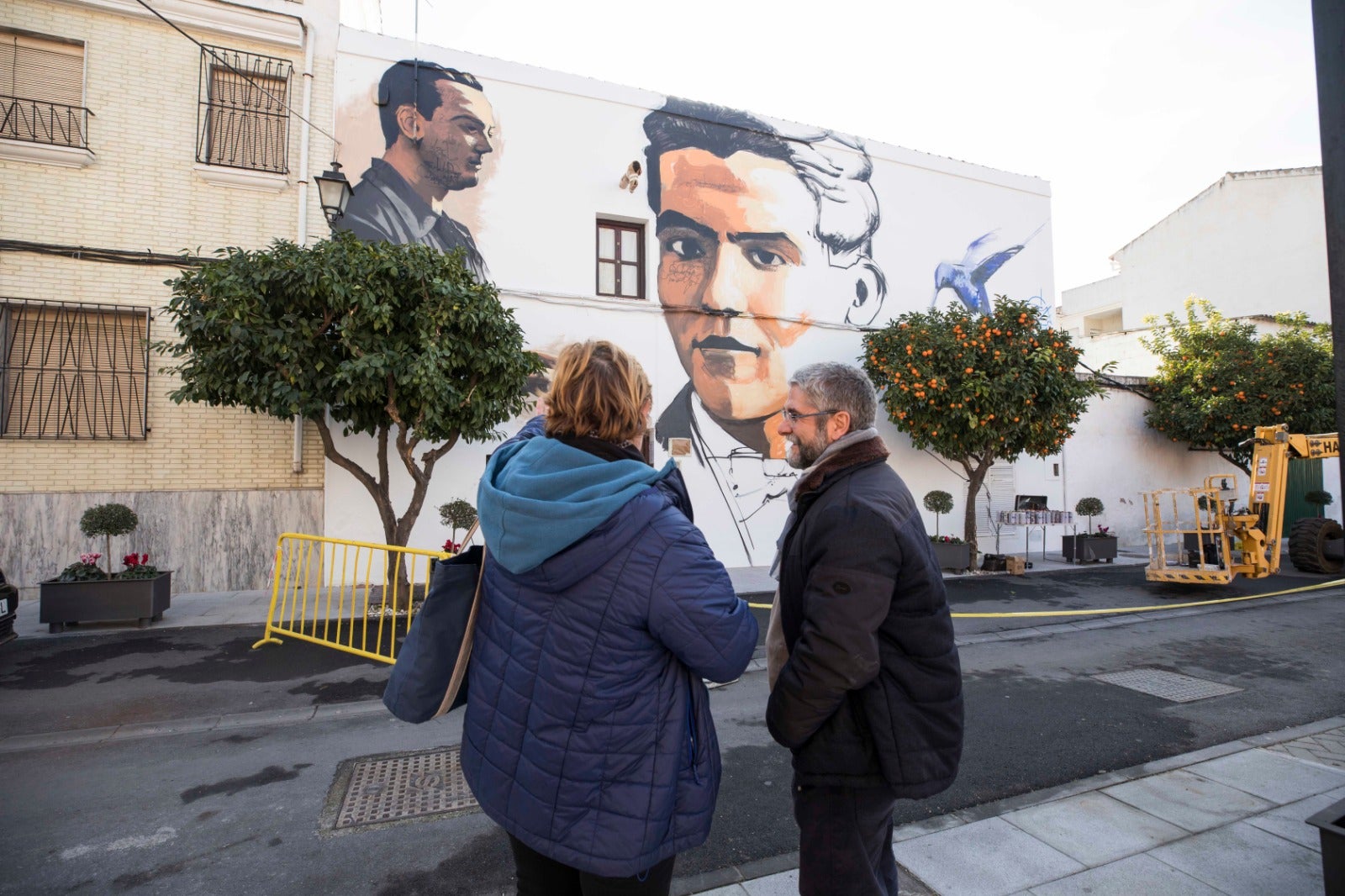 Raúl Ruiz, El Niño de las Pinturas, realiza su grafiti en la casa natal de Lorca