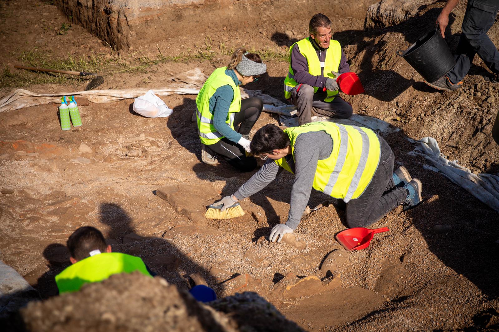 Los arqueólogos, en plena excavación en la villa romana del Zaidín
