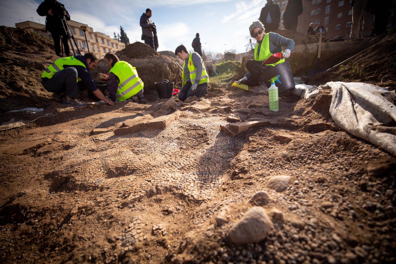 Los arqueólogos, en plena excavación en la villa romana del Zaidín
