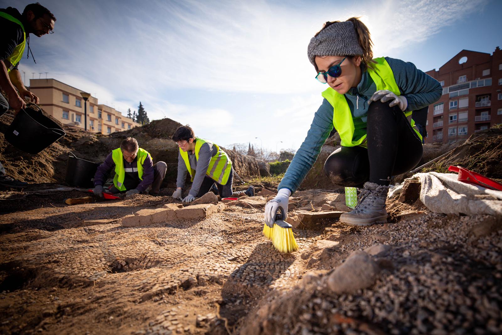 Los arqueólogos, en plena excavación en la villa romana del Zaidín