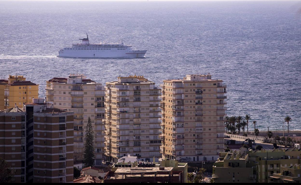 El ferry que une a Motril con Melilla, ayer en aguas motrileñas