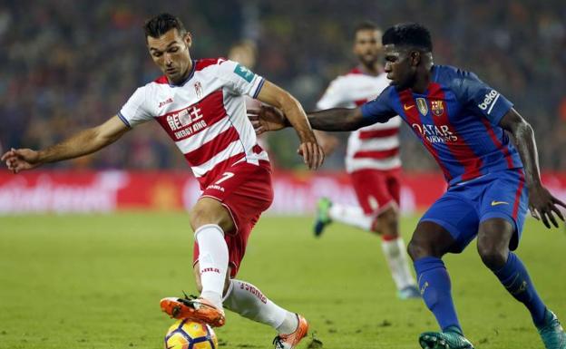 El rojiblanco David Barral controla un balón ante la presión de Umtiti en el último Barcelona-Granada disputado hasta la fecha. 