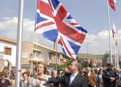 Imagen secundaria 1 - Las banderas presentan con el tiempo un estado deplorable. En el medio, el entonces alcalde, Torres Hurtado, el día de la inauguración del Paseo de Europa.