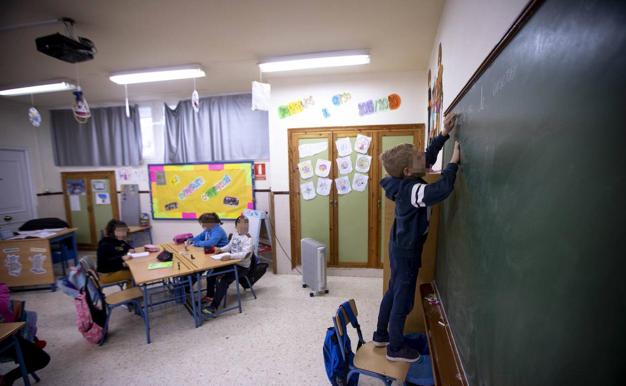 Cambios en las escuelas rurales de Granada | La paralización de los cambios en los colegios no frena las protestas