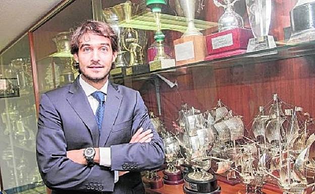 Javier Marco posando ante la vitrina de trofeos de la sala de juntas del estadio Cartagonova. 