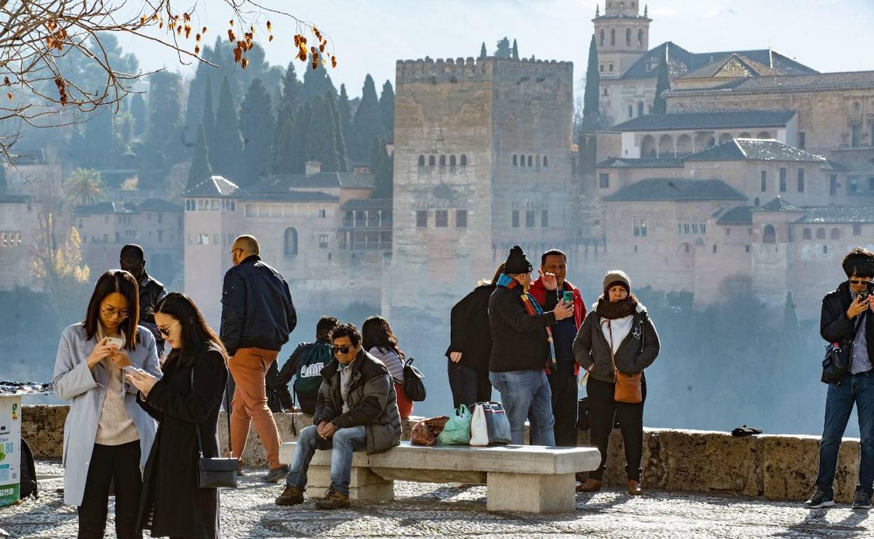 Luis Salvador, Patricia del Pozo y Rocío Díaz, ayer en el pleno del Patronato. 