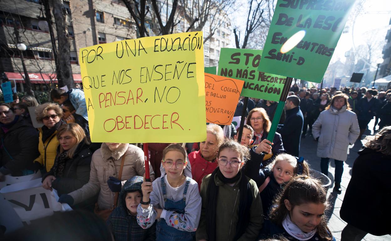 Cientos de niños, familias y docentes de toda la provincia se manifestaron en la capital para rechazar la posible eliminación de la ESO en colegios rurales, un cambi que podría afectar a 51 centros educativos. 