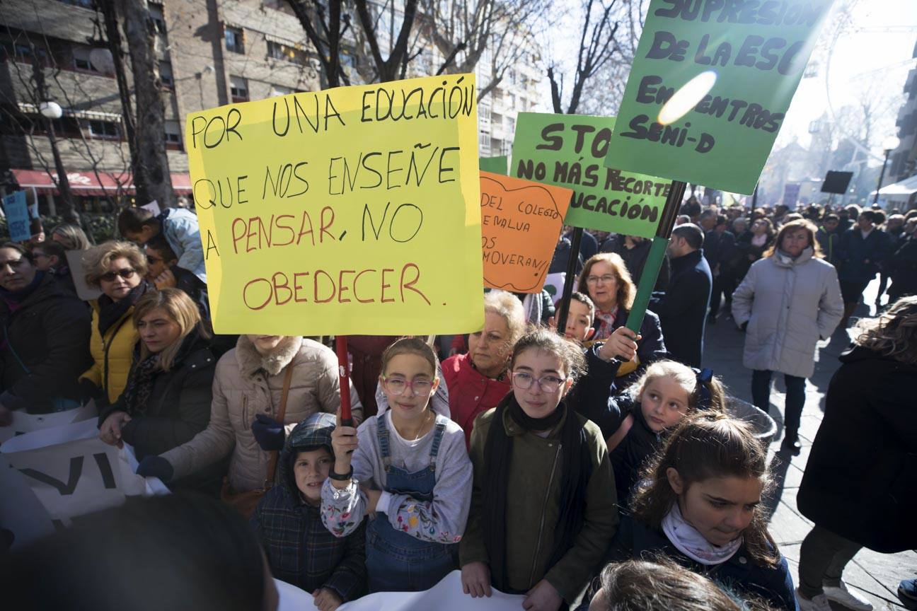 Cientos de personas se han manifestado contra los cambios en los colegios rurales