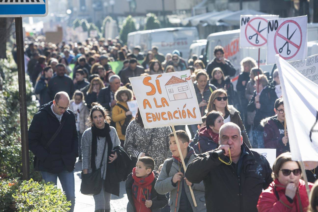 Cientos de personas se han manifestado contra los cambios en los colegios rurales