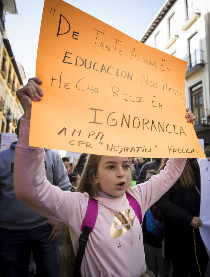 Cientos de personas se han manifestado contra los cambios en los colegios rurales